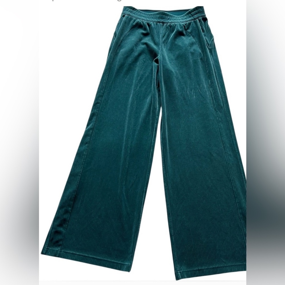 Lululemon Scuba Mid-Rise Wide-Leg Pant *Velvet Cord
Storm Teal Size 6 - Picture 10 of 14